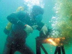 潜水人员为何能顺利完成水下焊接工作